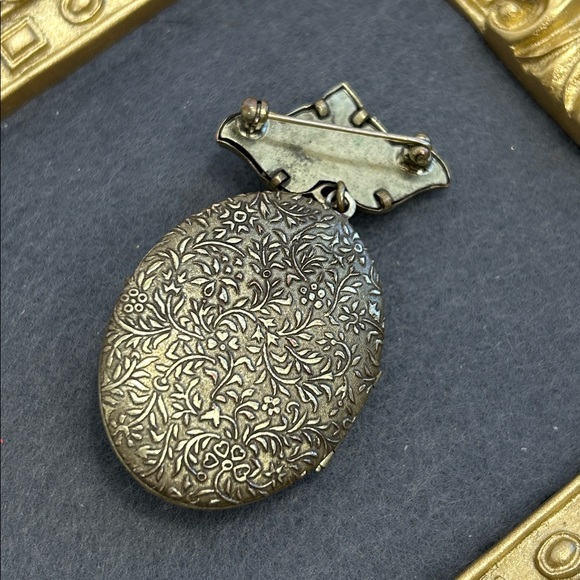 Vintage Crown Trifari cobalt blue locket brooch - Picture 5 of 8